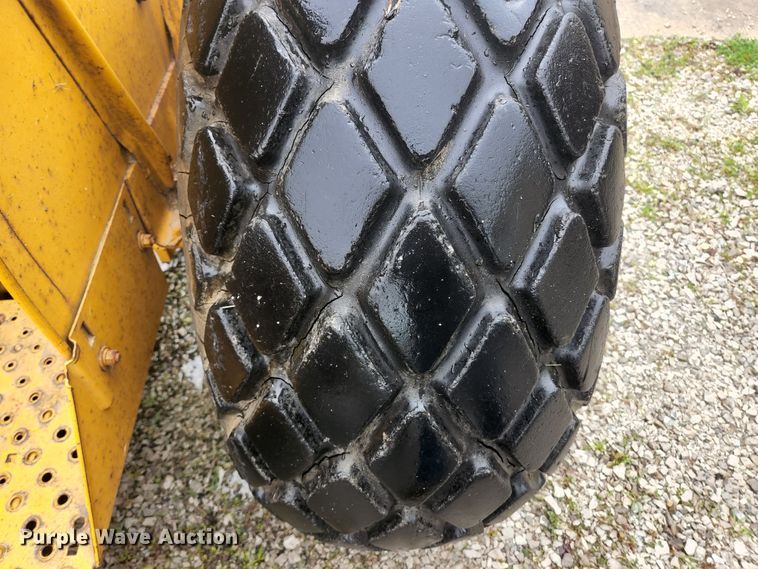 image for item JM9076 1975 John Deere 300  tractor