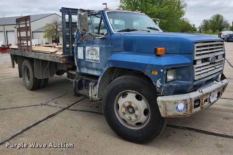image for item JM9085 1990 Ford F600  flatbed truck