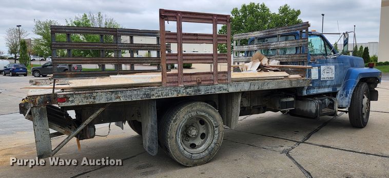 image for item JM9085 1990 Ford F600  flatbed truck