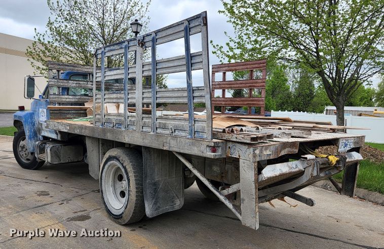 image for item JM9085 1990 Ford F600  flatbed truck