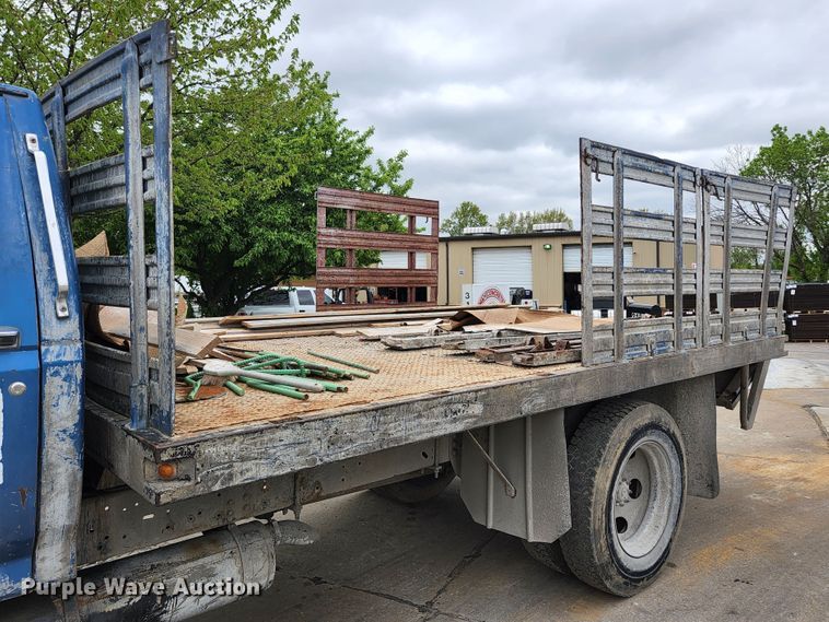 image for item JM9085 1990 Ford F600  flatbed truck