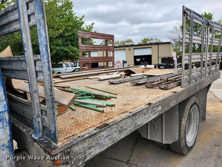 image for item JM9085 1990 Ford F600  flatbed truck