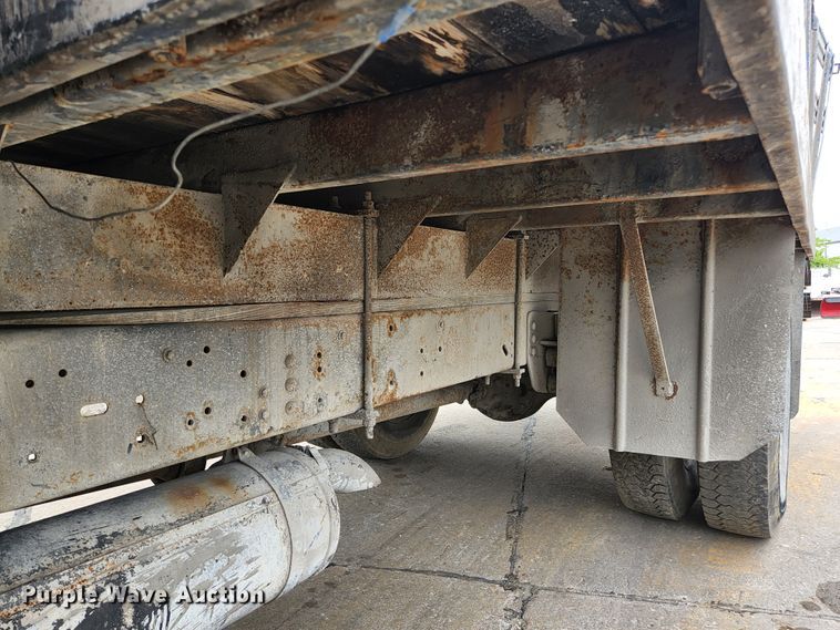 image for item JM9085 1990 Ford F600  flatbed truck