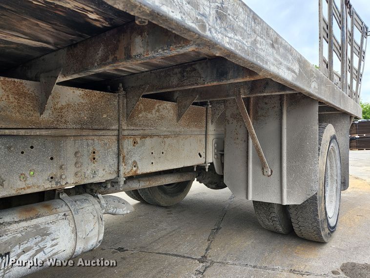 image for item JM9085 1990 Ford F600  flatbed truck