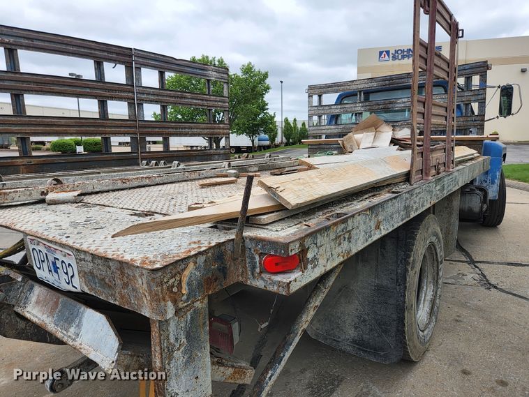 image for item JM9085 1990 Ford F600  flatbed truck