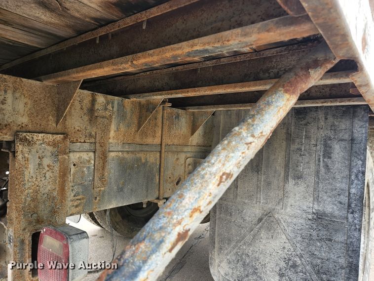 image for item JM9085 1990 Ford F600  flatbed truck