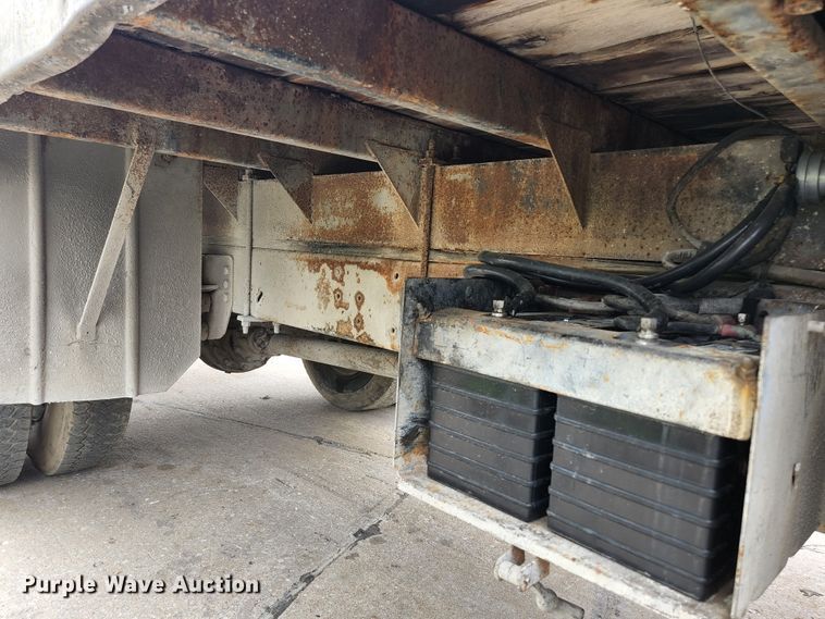 image for item JM9085 1990 Ford F600  flatbed truck