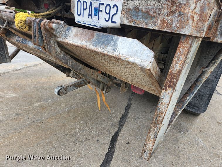 image for item JM9085 1990 Ford F600  flatbed truck