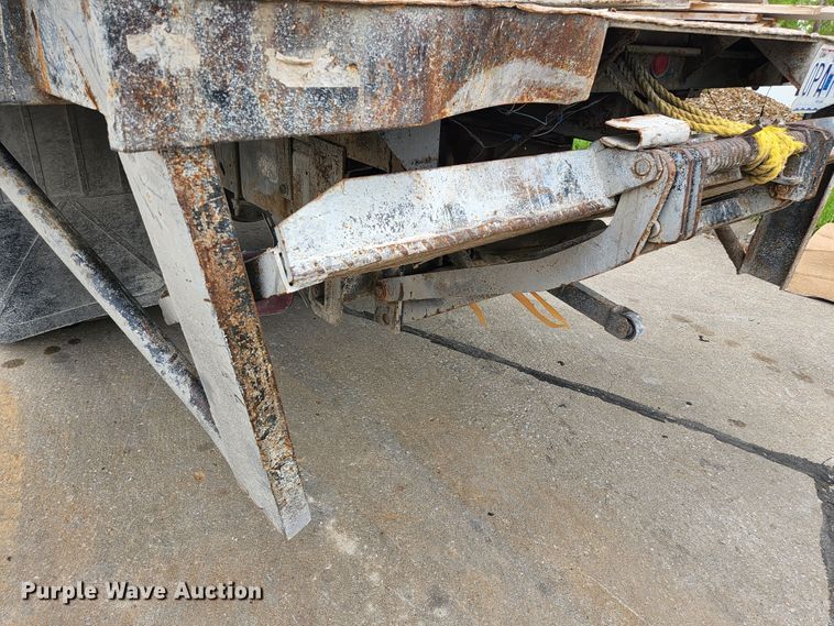 image for item JM9085 1990 Ford F600  flatbed truck