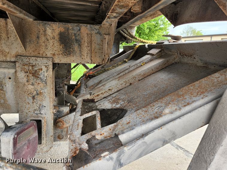 image for item JM9085 1990 Ford F600  flatbed truck