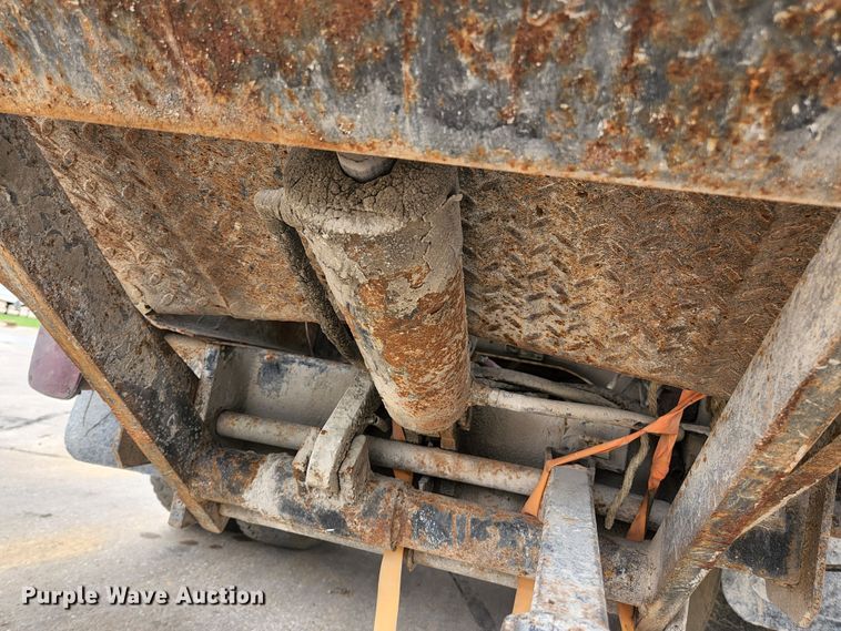 image for item JM9085 1990 Ford F600  flatbed truck