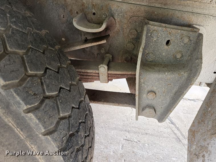 image for item JM9085 1990 Ford F600  flatbed truck