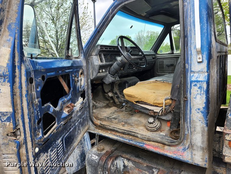 image for item JM9085 1990 Ford F600  flatbed truck