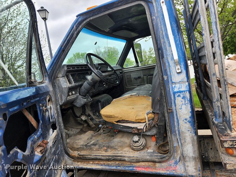 image for item JM9085 1990 Ford F600  flatbed truck