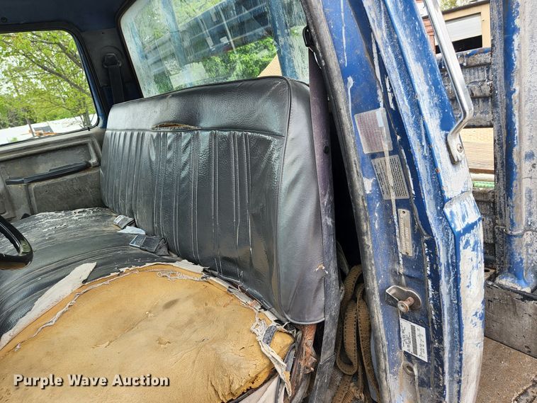 image for item JM9085 1990 Ford F600  flatbed truck