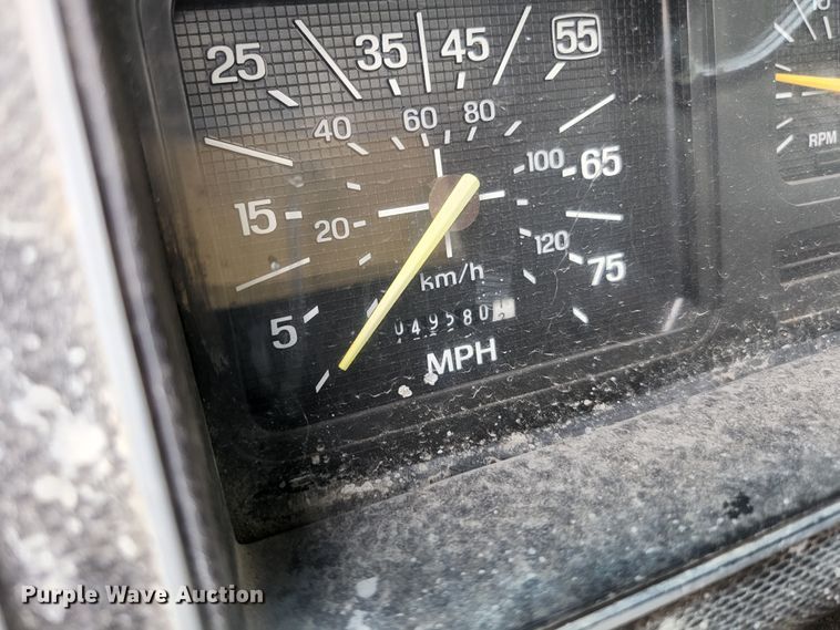 image for item JM9085 1990 Ford F600  flatbed truck