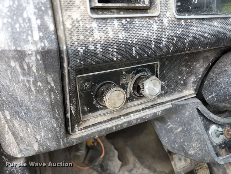 image for item JM9085 1990 Ford F600  flatbed truck