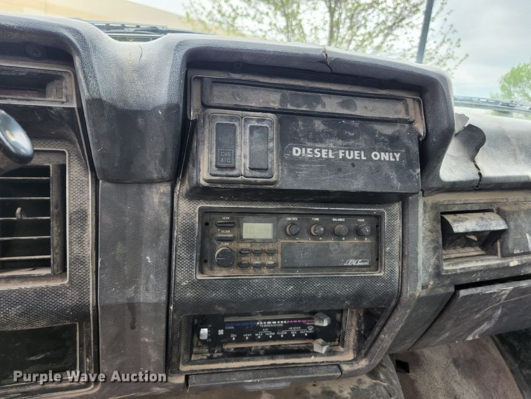 image for item JM9085 1990 Ford F600  flatbed truck