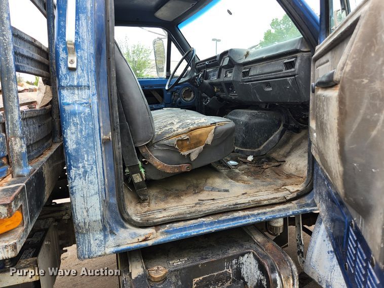 image for item JM9085 1990 Ford F600  flatbed truck