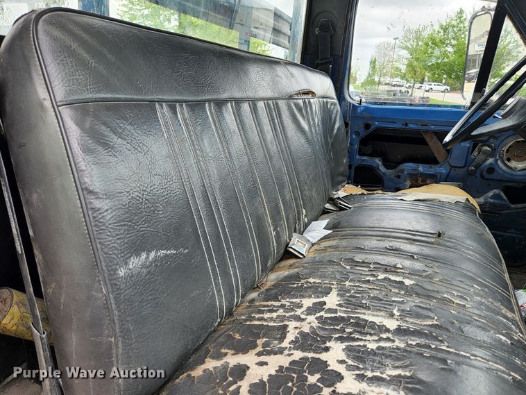 image for item JM9085 1990 Ford F600  flatbed truck