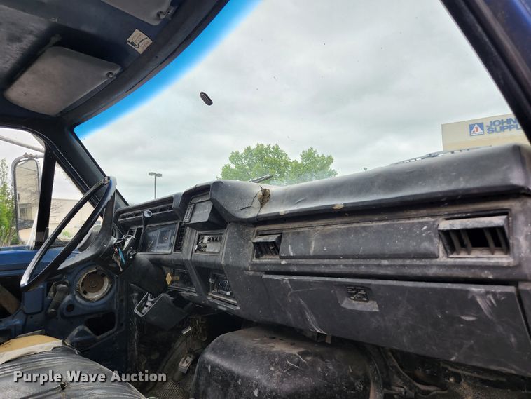 image for item JM9085 1990 Ford F600  flatbed truck