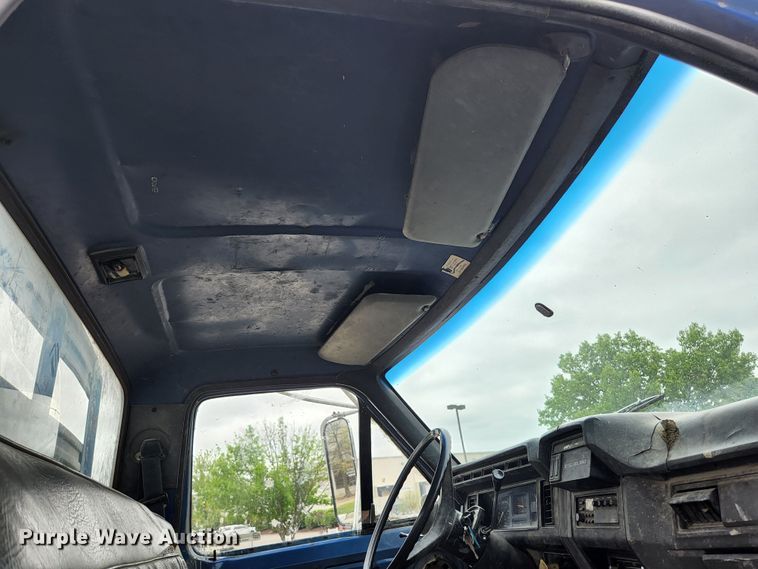 image for item JM9085 1990 Ford F600  flatbed truck