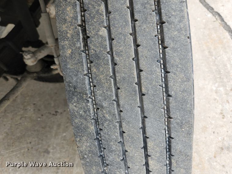 image for item JM9085 1990 Ford F600  flatbed truck