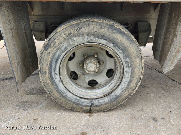 image for item JM9085 1990 Ford F600  flatbed truck