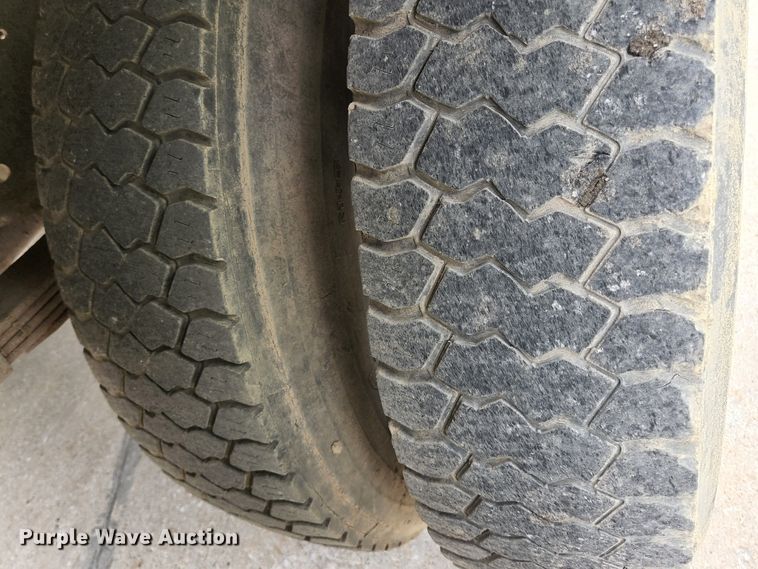 image for item JM9085 1990 Ford F600  flatbed truck