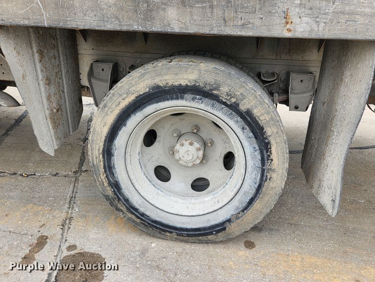 image for item JM9085 1990 Ford F600  flatbed truck