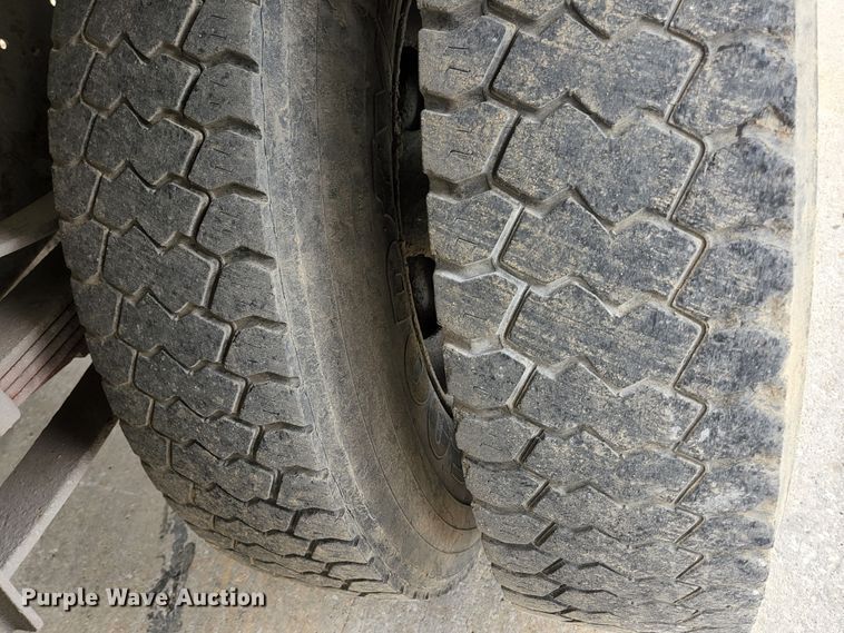 image for item JM9085 1990 Ford F600  flatbed truck