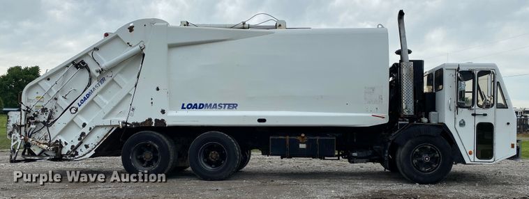 image for item JU9216 2001 Crane Carrier  refuse truck