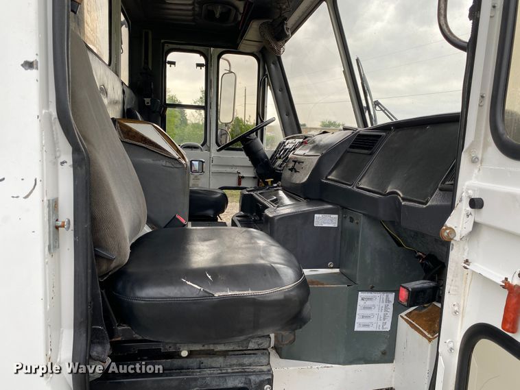 image for item JU9216 2001 Crane Carrier  refuse truck