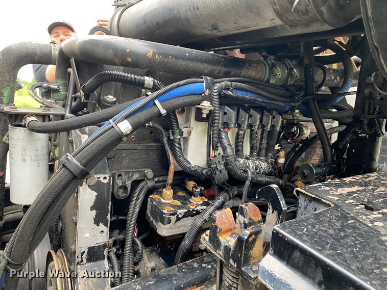 image for item JU9216 2001 Crane Carrier  refuse truck