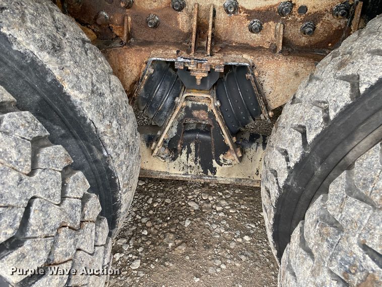 image for item JU9216 2001 Crane Carrier  refuse truck