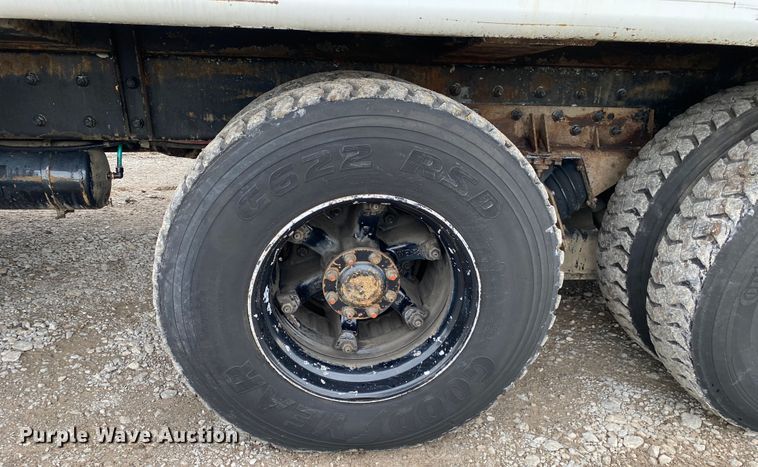 image for item JU9216 2001 Crane Carrier  refuse truck