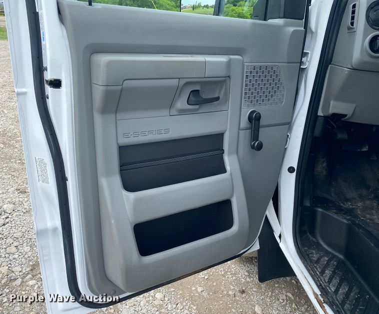 image for item JU9221 2014 Ford E450  shuttle bus