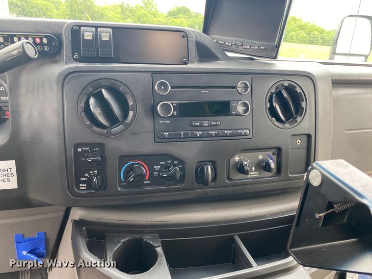 image for item JU9221 2014 Ford E450  shuttle bus