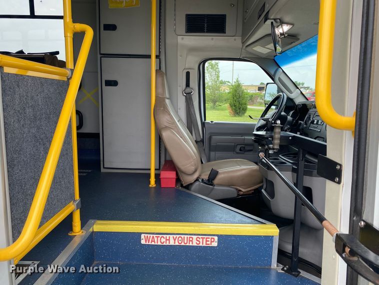 image for item JU9221 2014 Ford E450  shuttle bus