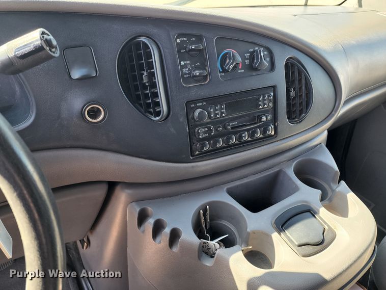 image for item KC9481 2002 Ford E350 XLT  van