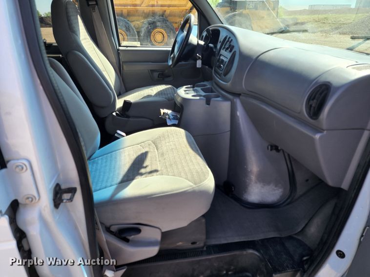 image for item KC9481 2002 Ford E350 XLT  van