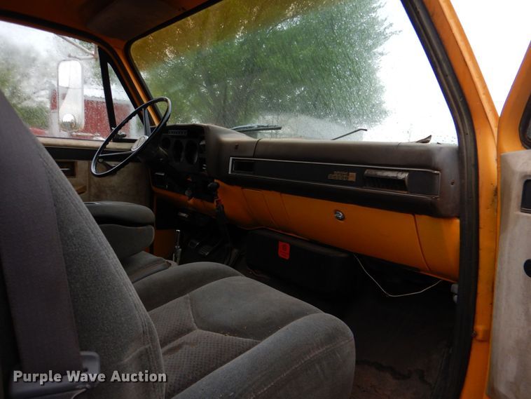 image for item KP9163 1986 GMC 6000  utility / service truck