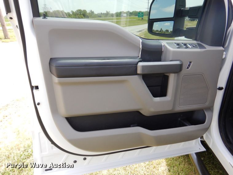 image for item KR9357 2017 Ford F250 Super Duty XLT  Crew Cab pickup truck