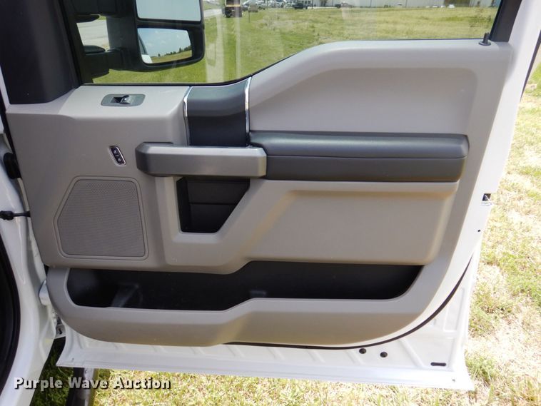 image for item KR9357 2017 Ford F250 Super Duty XLT  Crew Cab pickup truck