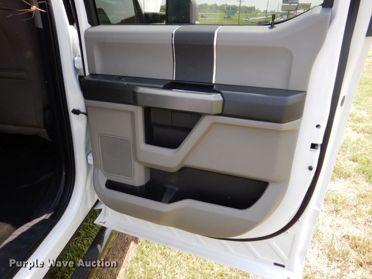 image for item KR9357 2017 Ford F250 Super Duty XLT  Crew Cab pickup truck