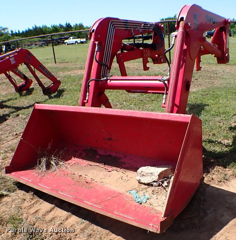 image for item MF9427 Mahindra ML230  loader