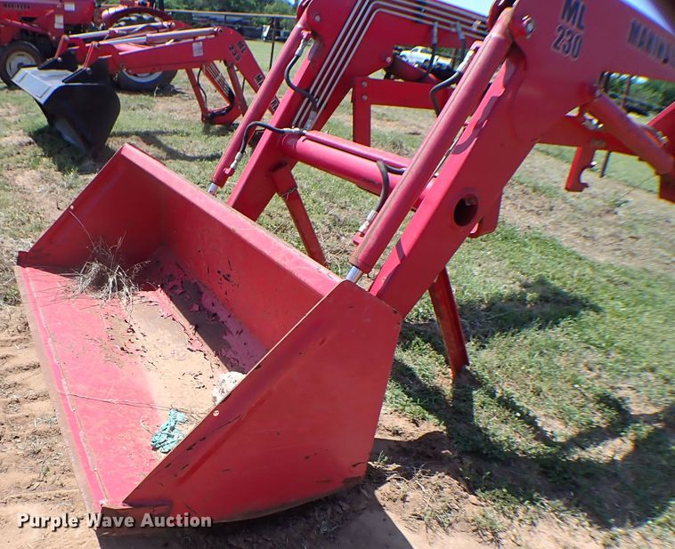 image for item MF9427 Mahindra ML230  loader