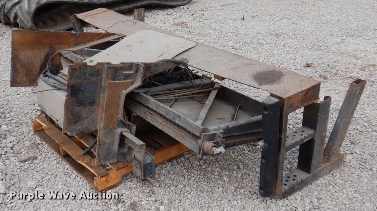 image for item MU9561 Tommy Gate 102" W end gate lift