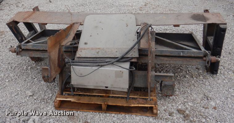 image for item MU9561 Tommy Gate 102" W end gate lift