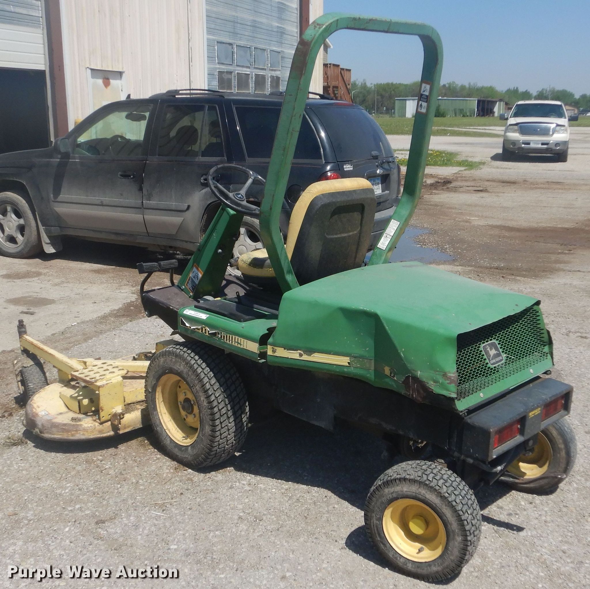 John Deere F911 lawn mower in Onawa, IA Item KS9919 sold Purple Wave